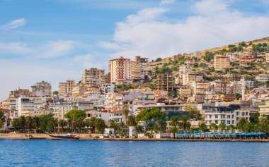 Saranda 'nın güzel manzarası. Arnavutluk. Şehrin Panorama 'sı. Gezinti güvertesi. Şehir Limanı. Şehir plajı. İyon Denizi. Arnavut Rivierası. Seyahat konsepti arka planı.
