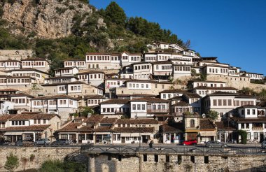 Eski şehir Berat - Arnavutluk. Arnavutluk 'taki eski evler, UNESCO dünya mirası. Berat şehrinin yaz manzarası binlerce pencereli şehri çağırıyor. Arnavutluk 'un tarihi Berat kenti. 9 Kasım 2023