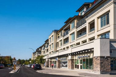 Yeni yerleşim evleri. Surrey BC Kanada 'daki modern apartmanlar. Modern apartman kompleksi. Gayrimenkul geliştirme, ev satışı ve konut piyasası kavramı. 23 Eylül 2023