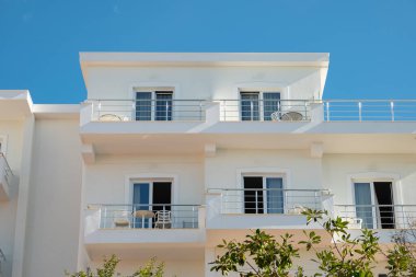 Yeni modern mimari, inşaat. Gayrimenkule yatırım. Arnavutluk 'ta bir yerleşim yeri. Kira, kredi kartı, bir daire satın alma. Güzel, modern apartmanlar, lüks balkonlar.