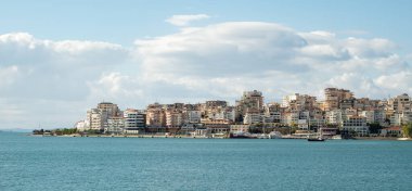 Saranda 'nın güzel manzarası. Arnavutluk. Şehrin Panorama 'sı. Gezinti güvertesi. Şehir Limanı. Şehir plajı. İyon Denizi. Arnavut Rivierası. Seyahat konsepti geçmişi. Kasım-23 2023