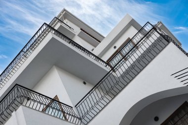 Binanın güzel modern mimarisi. Soyut Mimarlık. Mimari detay balkonlu ve pencereli modern cephe binası