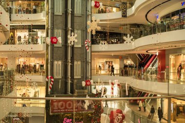 İnsanlar Noel tatili için bir alışveriş merkezinin içindeki dekoratif alışveriş merkezinden alışveriş yapıyorlar. Kasım-19. 2023