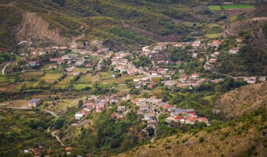 Arnavutluk, dağdaki En Manzaralı Balkan Köyü.