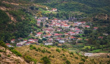 Arnavutluk, dağdaki En Manzaralı Balkan Köyü. Arnavutluk 'un manzarası. Alp manzarası.