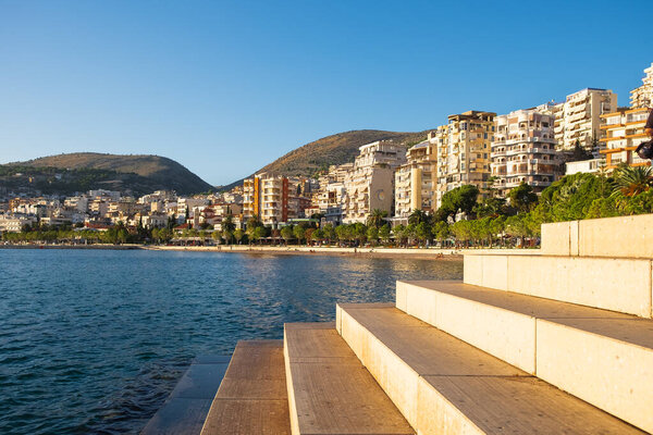 Красивый пейзаж Саранды. Албания. Панорама города. Променад. Порт. Городской пляж. Ионическое море. Албанская Ривьера. Концептуальный фон путешествия.