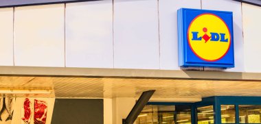 Lidl reklam panosu kapanıyor. Marka logosu işaretli Lidl mağaza tabelası. Alman uluslararası indirimli süpermarket perakende zinciri. Bakkal dükkânı..