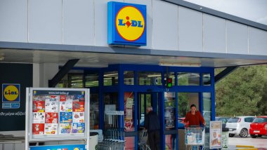 Lidl reklam panosu kapanıyor. Marka logosu işaretli Lidl mağaza tabelası. Alman uluslararası indirimli süpermarket perakende zinciri. Bakkal dükkânı gibi. Kasım-4,2023