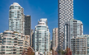 Güneşli bir günde Vancouver. Vancouver şehir merkezindeki apartmanlar ve ticari iş binaları. Seyahat fotoğrafı - 14 Ekim 2022