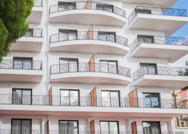 Modern, lüks bir apartman balkonlu. Modern, çoklu aile apartmanı. Apartman ve apartman