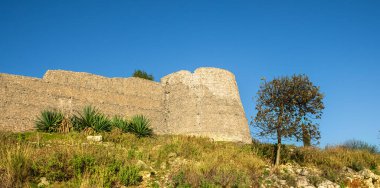 Lekursi Kalesi Kajala ve Lekuresit 'in dış görünüşü. Saranda Arnavutluk 'ta gün batımında Saranda' nın en popüler ve simgesel bakış açısı.