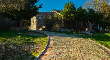 Lekursi Kalesi Kajala ve Lekuresit 'e giden Kobalt yolu. Gün batımında Saranda Arnavutluk. Seyahat konsepti arka planı.