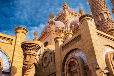 Al Sahaba Camii, Sharm El Sheikh Mısır 'daki Eski Pazar' da. Güzel bir modern Müslüman tapınağı olan turistik Mısır şehri. Büyük Doğu Pazarı 'nda minareleri olan camii Eski Pazar bölgesi - 11 Aralık 2023