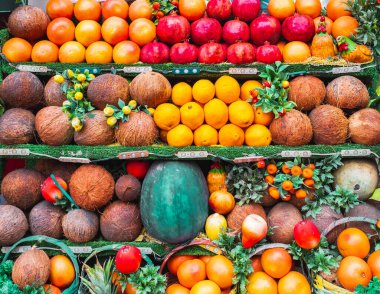 Yerel çiftçi pazarında çeşitli meyve tezgahları var. Egzotik ve eşsiz meyvelerden oluşan büyük bir koleksiyon, taze gıda pazarı. Çeşitli taze meyveler düzgünce dizilir. Hindistan cevizi, portakal, nar.