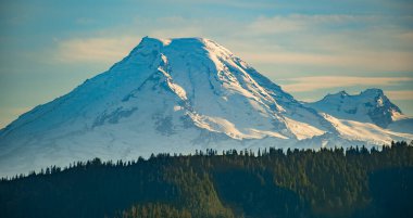 Mount Baker, Washington eyaletinde Victoria British Columbia Canada 'dan güneşli bir günde görüldüğü gibi. Karla kaplı dağlar. Kar Dağı. Seyahat fotoğrafı, kopyalama alanı, hiç kimse