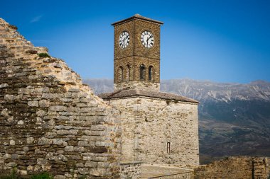 Gjirokaster 'daki şatoda saat kulesi. Unesco dünya mirası Arnavutluk 'ta. 12. yüzyıl Gjirokaster kalesi inşa edildi. Seyahat kavramı, kopyalama alanı