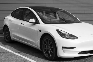 Tesla Electric Car dışarıda park halinde. Beyaz araba Tesla, siyah beyaz fotoğraf. Sokak fotoğrafı, Vancouver Kanada-14 Mart 2023