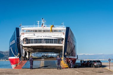 Araba feribotu kalkışa hazırlanıyor. Limandaki Yunan feribotu. Yaz tatilleri - Yunanistan Korfu kasabasının ticari feribotu. Gemi Kerkyra Denizi tarafından işletilmektedir. Seyahat fotoğrafı - 12 Ocak 2024