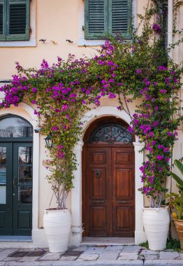 Geleneksel eski evleri, güzel kapıları ve pencereleri ve bougainvillea 'sı olan klasik Akdeniz mahallesi caddesi. Korfu Yunanistan. Seyahat fotoğrafı, hiç kimse, sokak manzarası.