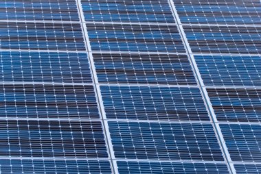 Alternatif elektrik kaynağına sahip güneş pilleri. Güneş hücresine yakın çekim. Sürdürülebilir kaynaklar ve yenilenebilir enerji kavramı.