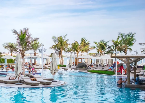美丽的热带海滨海滨度假胜地 有游泳池 日光浴和棕榈树在温暖的阳光明媚的日子里 是度假的天堂 迪拜Al Jumeirah 2024年1月27日 图库照片