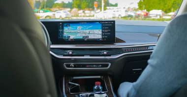 Araçtaki teknoloji GPS navigatörüyle birlikte lüks arabalardaki iç tasarım ile birleştirildi. Navigasyon veya harita uygulamalı araç gösterge paneli