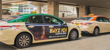 Dubai Taksi Arabaları Toyota Camry şehir sokaklarında. Dubai şehir merkezine park edilmiş bir taksi. Dubai toplu taşımacılığı. 26 Ocak 20214