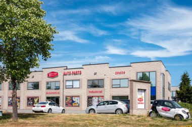 Mimari ön cephe binası. Modern bir endüstriyel binanın dışı. Şehir Caddesi 'ndeki Modern İş Çağdaş Binası. Vancouver Kanada-31,2023 numaralı ofis otoparkı.