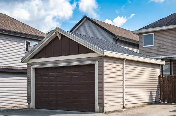 Freistehende Garage Eines Wohnhauses Mit Asphaltierter Straße Davor Garagentor Vancouver — Stockfoto