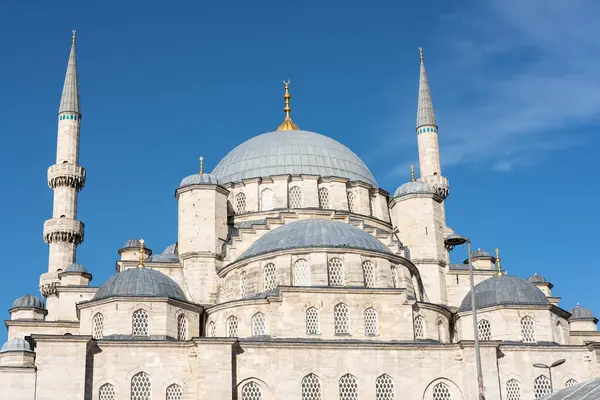 Yeni Cami Camisi İstanbul 'daki Yeni Cami Camii. Güneşli bir günde Yeni Cami Camii 'nin kubbeleri. Seyahat fotoğrafı, metin için boşluk kopyala