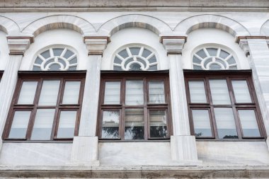 Tarihi bir binanın klasik mimari ön cephesindeki ağaç pencereleri. İstanbul 'da eski tarihi mimari. Seyahat fotoğrafı, kimse yok.