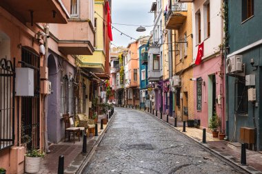 İstanbul 'da Balat ilçesi manzarası. Balat, İstanbul, Türkiye 'de popüler bir turizm merkezidir. İstanbul 'daki cadde boyunca renkli dekore edilmiş evler. Tarihsel renkli evler