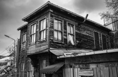 Köydeki eski, yıpranmış ahşap ev. Kırsal kesimde ahşap vintage ev. Sokak fotoğrafı, kimse yok. Kırsalda eski bir ev, siyah beyaz bir fotoğraf.