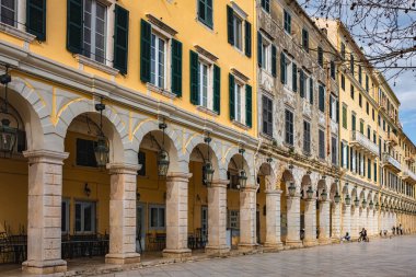 Korfu şehrinin tarihi merkezi. Korfu şehri Yunanistan 'ın sokakları. Eski Korfu Yunanistan 'ın geleneksel evleri. Avrupa 'da renkli eski evleri olan sokak ve binaların fotoğrafı - 13 Ocak 2024