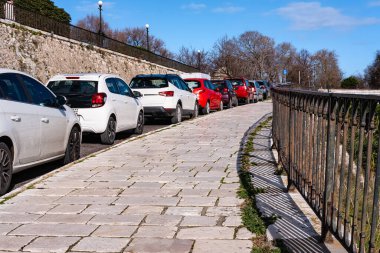 Otomobiller, caddedeki park alanında düzgün park edilmiş, perspektif manzaralı. Caddenin kenarına park etmiş arabaları olan bir mahalle. Arabalar yaya yolunda park halindeler.