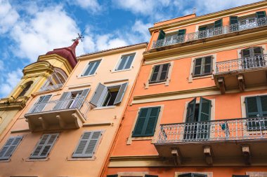 Korfu şehrinin tarihi merkezi. Korfu şehri Yunanistan 'ın sokakları. Eski Korfu Yunanistan 'ın geleneksel evleri. Avrupa 'da renkli eski evleri olan sokak ve binaların fotoğrafı - 13 Ocak 2024