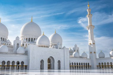 Mavi gökyüzü arka planında Şeyh Zayed Büyük Camii 'nin ayrıntıları. Şeyh Zayed Ulu Cami, Abu Dabi güneşli bir günde. Abu Dabi 'deki Büyük Cami. Seyahat fotoğrafı, metin için boşluk kopyala
