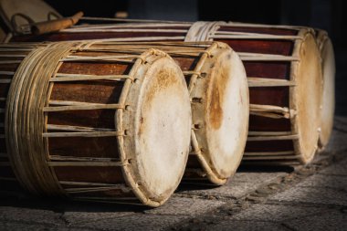 Ninh Thuan, Vietnam 'daki Champa halkının Gineng Davulları. Vietnam 'da geleneksel bir silindirik davul. Ninh Thuan, Vietnam 'daki Champa halkının Gineng Davulu, pirinç davulu olarak da bilinir..