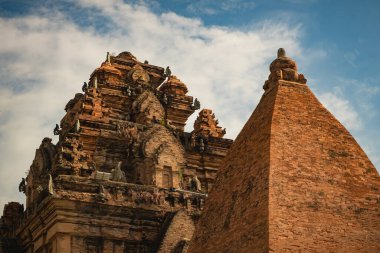 Ponagar ya da Thap Ba Po Nagar, Vietnam 'ın Nha Trang kenti yakınlarında bulunan bir Cham tapınağı kulesidir. Po Nagar Tapınağı. Po Nagar tapınağı, Thap Ba olarak da bilinir, tarihi önemi olan antik bir tapınaktır..