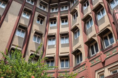 Modern ve yeni apartman. Çok katlı modern, yeni ve şık apartman daireleri. Modern apartman binaları olan bir yerleşim yeri. Modern düz binalar dış görünüş