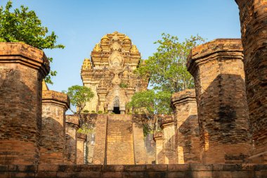 Nha Trang, Vietnam 'daki Po Nagar Cham Kuleleri. Thap Ba Po Nagar, Nha Trang şehrinde bir Cham tapınağı kulesidir. Mimari kompleks Po Nagar Cham kuleleri. Seyahat fotoğrafı, kimse yok.