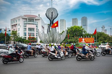 Nha Trang 'da motosiklet trafiği sıkışık. Nha Trang, Vietnam 'da gündüz trafiği yoğun. Nha Trang şehrinin şehir manzarası. Yoğun trafik yolunda birçok motosiklet sürücüsü var. 28 Mart 2024