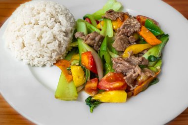 Kızarmış biftek, tatlı biber, çikolata ve pilav. Sebzeli baharatlı biftek. Asya usulü yemek. Üst Manzara. Renkli kızartma kapanışı