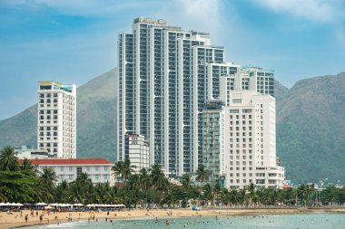 Nha Trang, Vietnam 'ın merkez plajı. Kıyı şehrinde güzel bir tropikal kumsal. Manzaralı sahil şeridi. Cityscape Nha Trang, Asya-28 Mart 2024 tarihlerinde popüler bir turizm merkezidir.