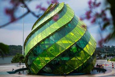 Dalat Vietnam 'daki Lam Vien Meydanı' nda enginar tomurcuğu şeklinde cam bir Pavilion. Enginar Çiçeği Bud. 15 Nisan 2024.