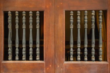 Kapıya ahşap korkuluklar kazınmış. Tahta Balustrade. Balustrade marangozluk. Sanat tasarımı.