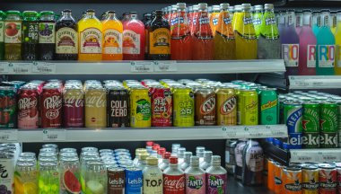 Süpermarketteki raflarda çeşitli meşrubat çeşitleri var. Şekerli içecekler. Alkol içecekleri, köpüklü içecekler. Nha Trang Vietnam 9 Nisan 2024