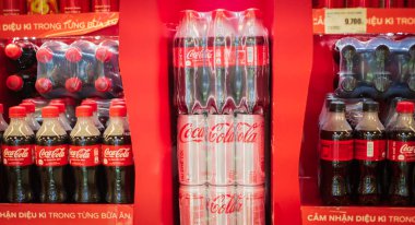 Vietnam 'da plastik şişelerde Coca Cola. Orijinal tat. Alkolsüz içecek. Kola, Coca-Cola Company tarafından üretilen kola aromalı karbonatlı bir meşrubat. Nha trang Vietnam. 9 Nisan 2024