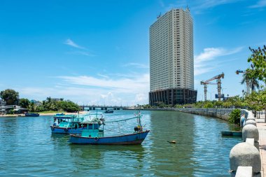 Kai Nehri ve şehir. Güneşli bir yaz gününde Nha Trang kıyı kenti ve nehir üzerindeki köprü. Nha Trang kentsel arazisindeki Kai Nehri, Orta Vietnam 'daki kültür turizmiyle ünlü şehir.