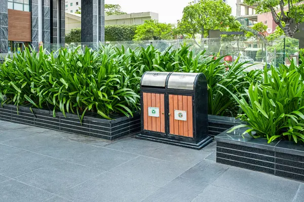 Trash Bin Containers Sorting Recyclable Non Recyclable Waste Urban City — 图库照片